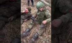 Русские солдаты курят после тяжелого боя #НЕТВОЙНЕ