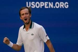 Медведев проиграл сет, но примчался в полуфинал US Open